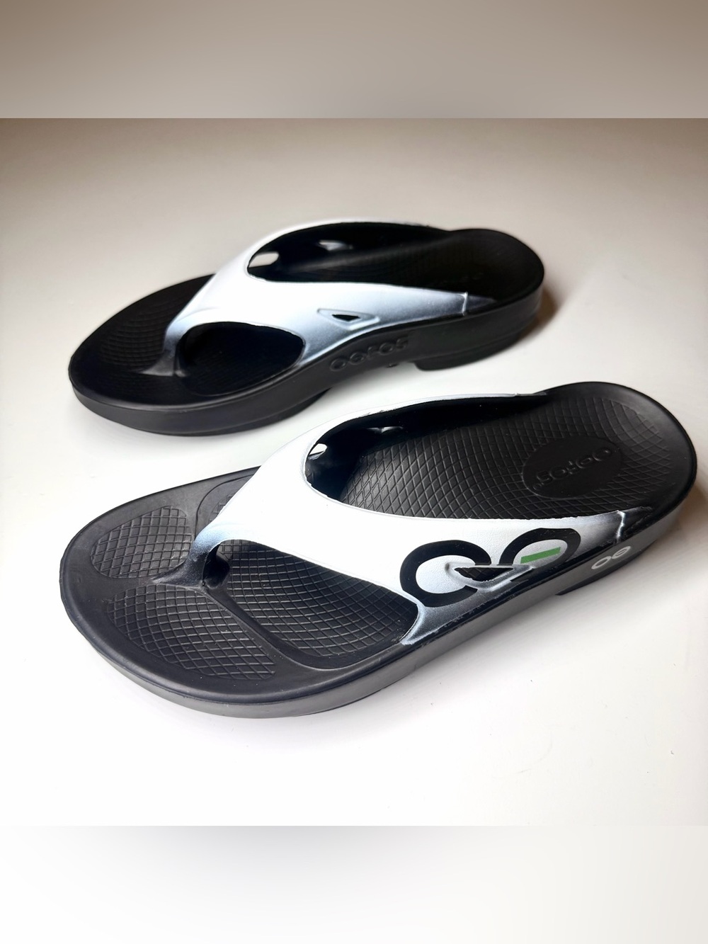 OOFOS OOriginal Sport Thong Flip Flop Sandal Black/White Size- Men’s 6/ Women 8 - Picture 6 of 8